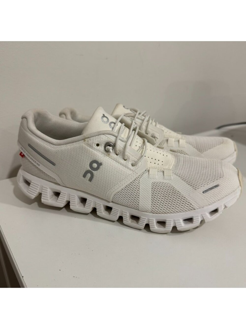 On Cloud 5 Triple White Womens Running Shoes Size 8